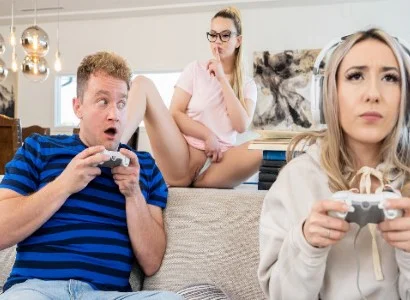 cô nàng ham chơi game đến mức bị bạn thân giành mất người yêu